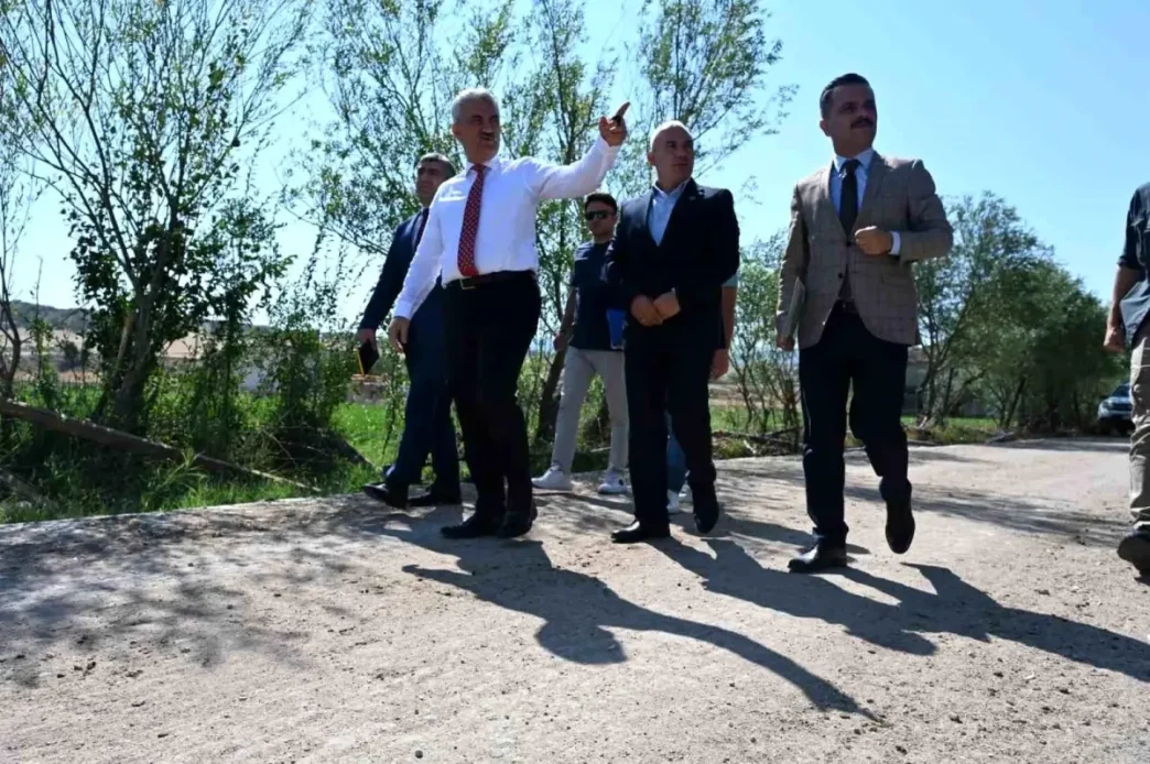 Vali Makas Yukarimahmutlar Koyunde Altyapi Calismalarini Inceledi