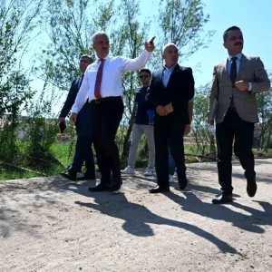 Vali Makas Yukarimahmutlar Koyunde Altyapi Calismalarini Inceledi
