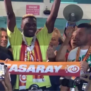 Victor Osimhenin Istanbula gelisi internet veri trafiginde rekor kirdi