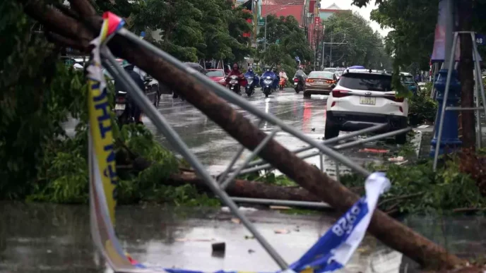 Vietnamda Kajiki Tayfunu Felaketi 3 Olu 10 Yarali