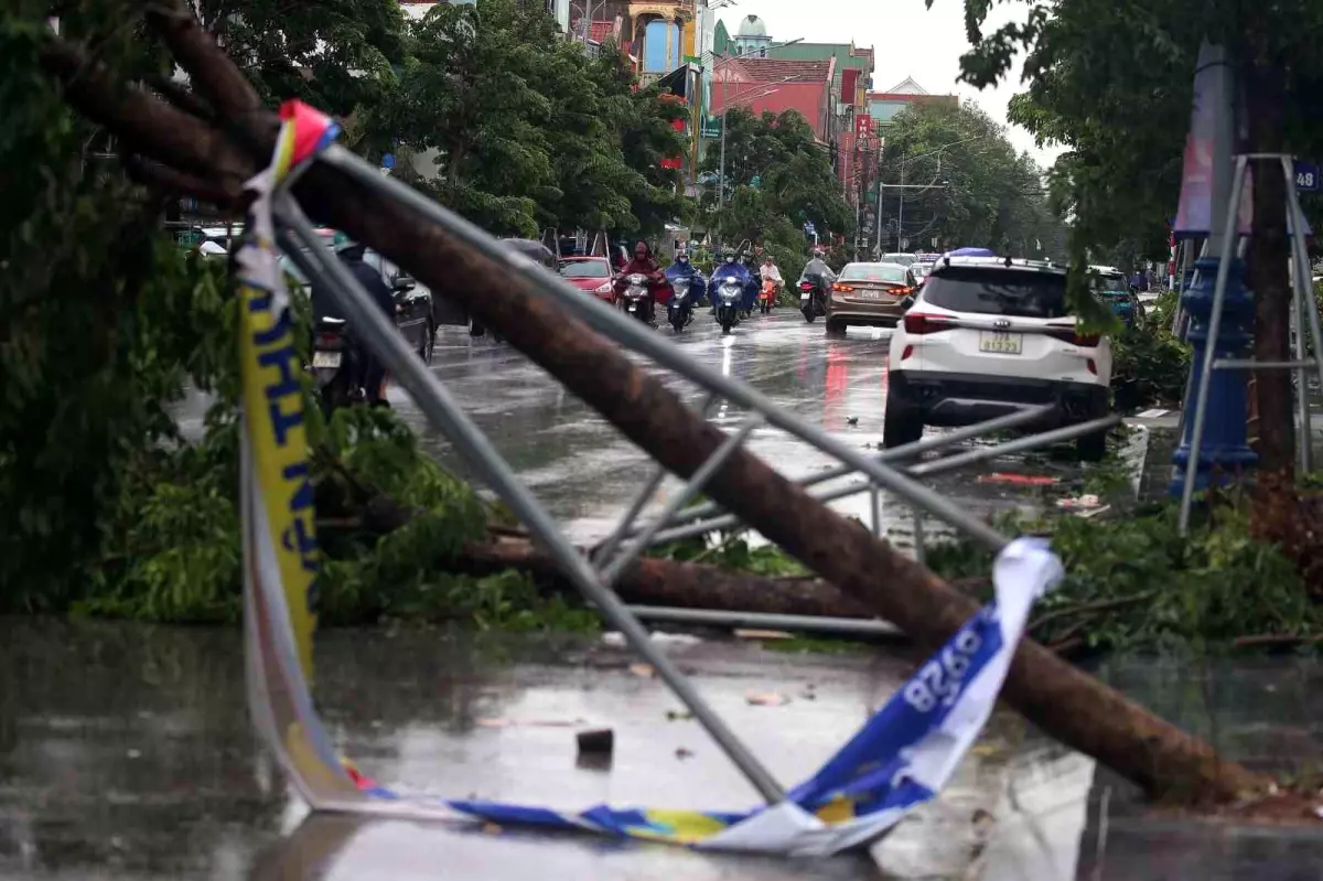 Vietnamda Kajiki Tayfunu Felaketi 3 Olu 10 Yarali