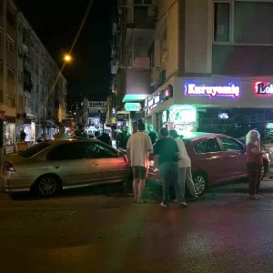 Yalovada carpisan iki otomobil kuruyemis dukkanina girdi