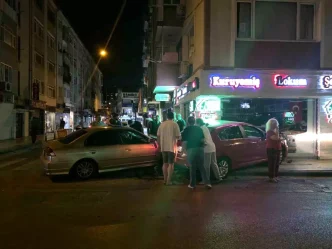 Yalovada carpisan iki otomobil kuruyemis dukkanina girdi