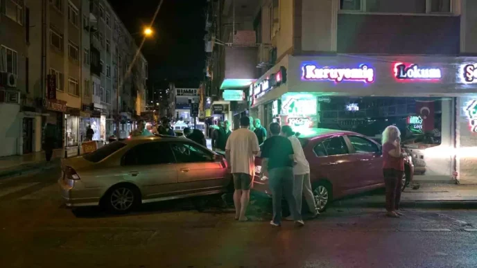 Yalovada carpisan iki otomobil kuruyemis dukkanina girdi