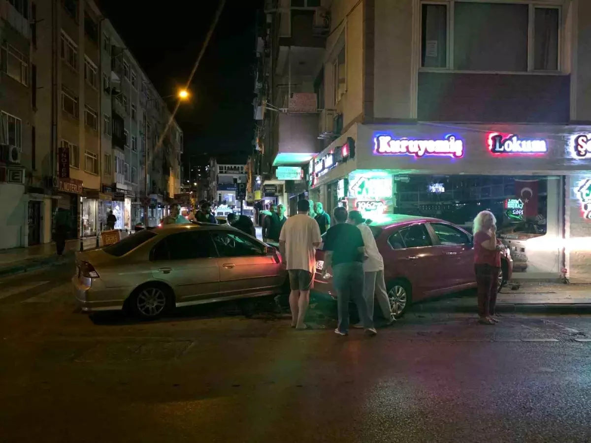 Yalovada carpisan iki otomobil kuruyemis dukkanina girdi