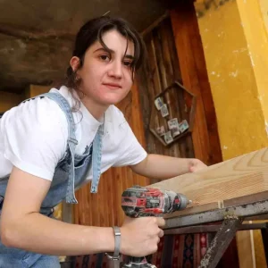 Zeynep Akgul Marangozlukta Kadin Gucunu Gosteriyor