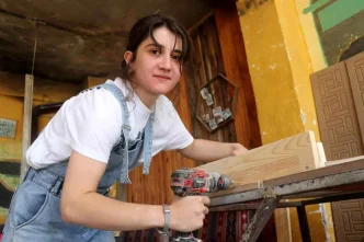 Zeynep Akgul Marangozlukta Kadin Gucunu Gosteriyor