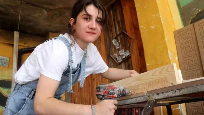 Zeynep Akgul Marangozlukta Kadin Gucunu Gosteriyor