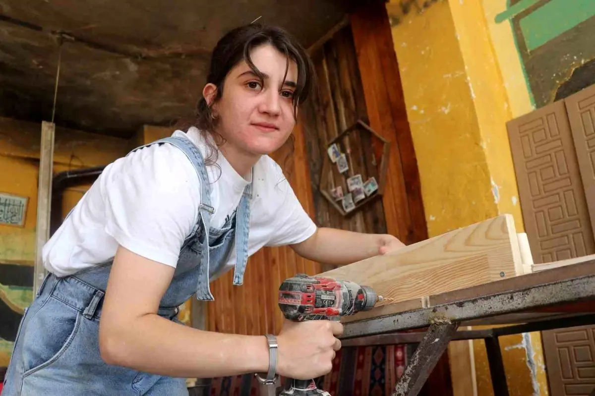 Zeynep Akgul Marangozlukta Kadin Gucunu Gosteriyor