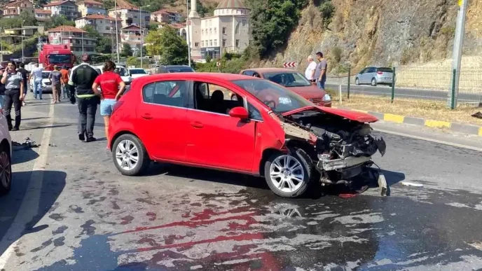 Zonguldakta Zincirleme Trafik Kazasi 5 Arac Hasar Gordu