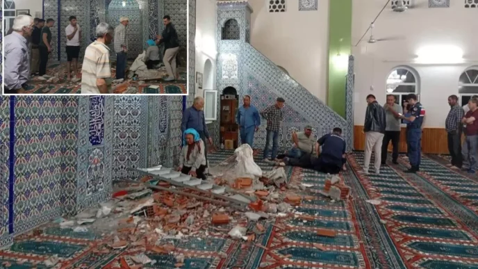depremde hasar goren camiyi incelerken hayatini 18935981 5494 amp