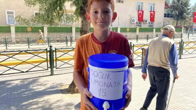 11 Yasindaki Rasefe Limonata Satarak Hem Egleniyor Hem Para Kazaniyor