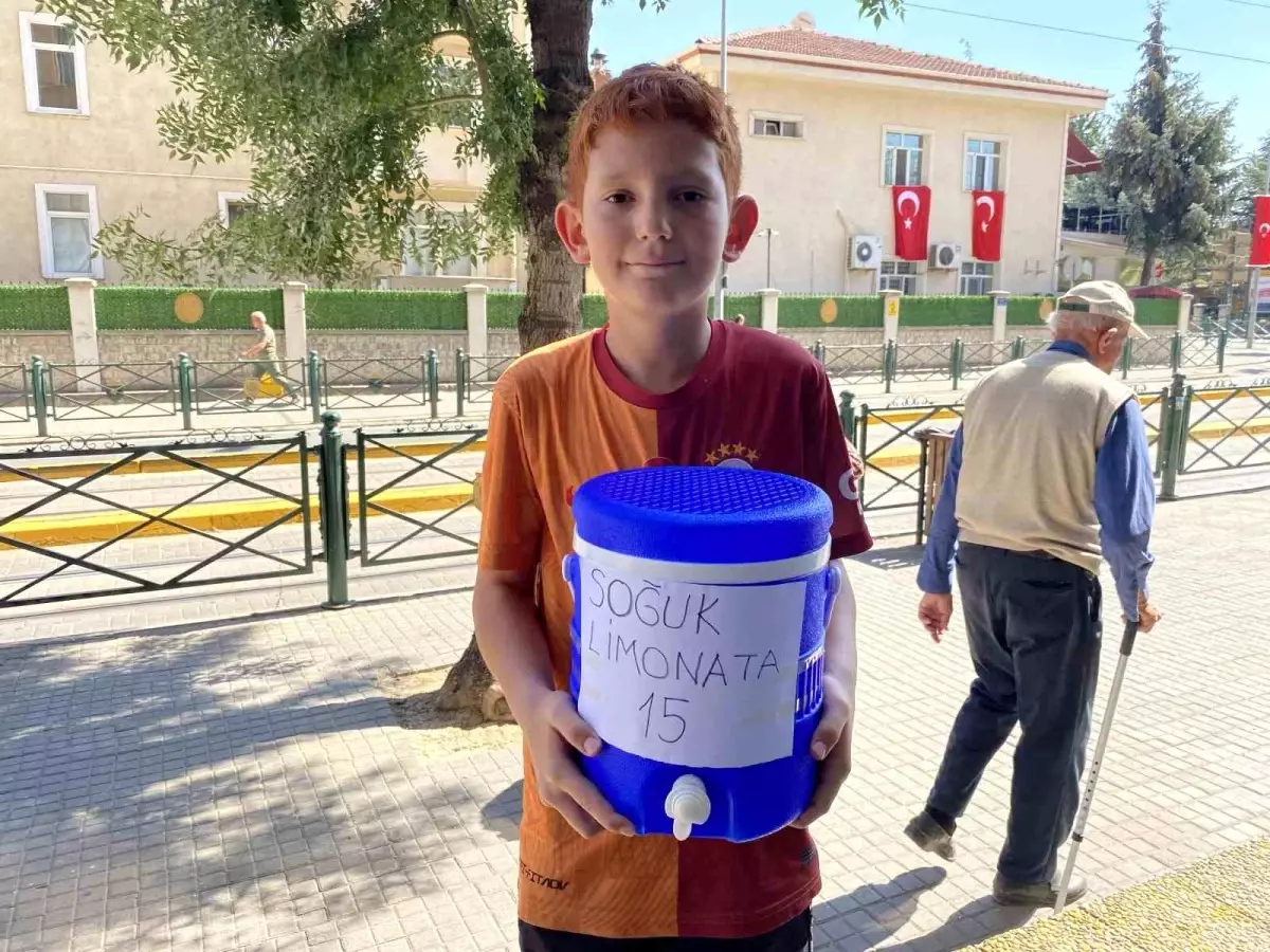 11 Yasindaki Rasefe Limonata Satarak Hem Egleniyor Hem Para Kazaniyor
