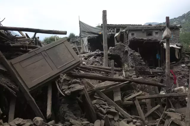 1400'den fazla can kaybı yaşanan Afganistan'da bir deprem daha