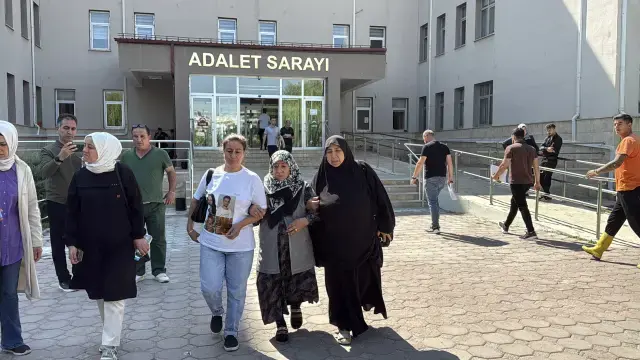 Boğazları kesilerek öldürülen kardeşlerin annesi mahkemede idam istedi