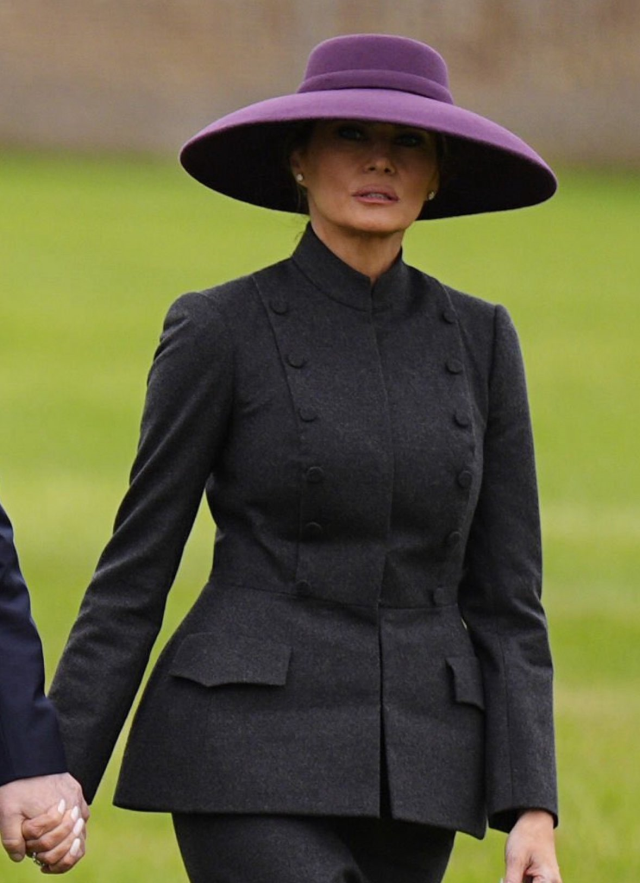 Kraliyet törenine Melania Trump'ın mor şapkası damga vurdu