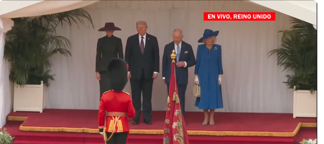 Kraliyet törenine Melania Trump'ın mor şapkası damga vurdu