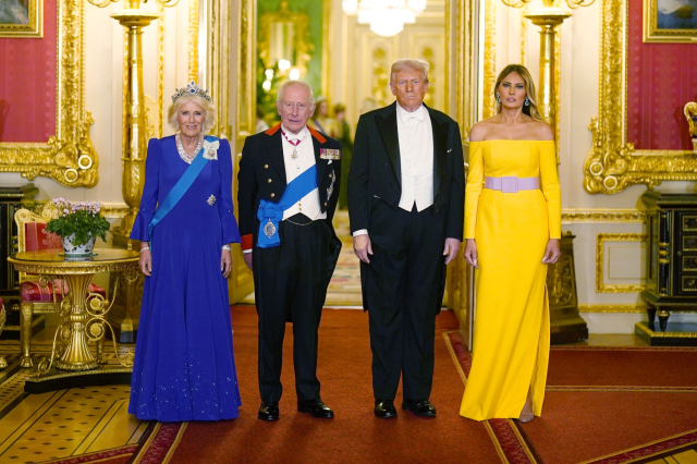 Kraliyet törenine Melania Trump'ın mor şapkası damga vurdu