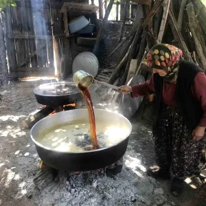 50 kiloluk kazanlarda 1 litre kulle kaynatiliyor kilosu 500 liradan