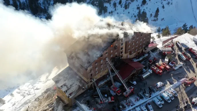 78 kisinin can verdigi otel yangininda 4 kisi icin daha