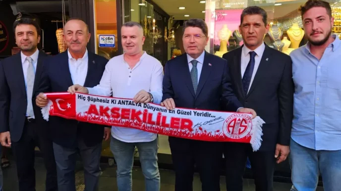 Adalet Bakani Yilmaz Tunc Antalyada Esnafi Ziyaret Etti