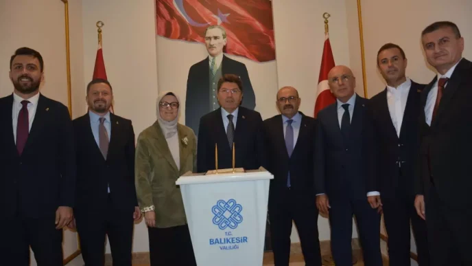 Adalet Bakani Yilmaz Tunc Balikesirde Esnaf ve Is Dunyasiyla Bulustu