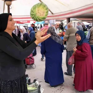 Amasyada Genc Ciftci Esra Inan Karpuzlariyla Pazarda Musterilerin Kalbini Kazaniyor