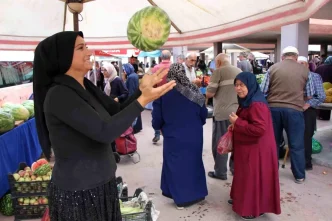 Amasyada Genc Ciftci Esra Inan Karpuzlariyla Pazarda Musterilerin Kalbini Kazaniyor