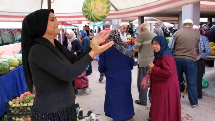 Amasyada Genc Ciftci Esra Inan Karpuzlariyla Pazarda Musterilerin Kalbini Kazaniyor