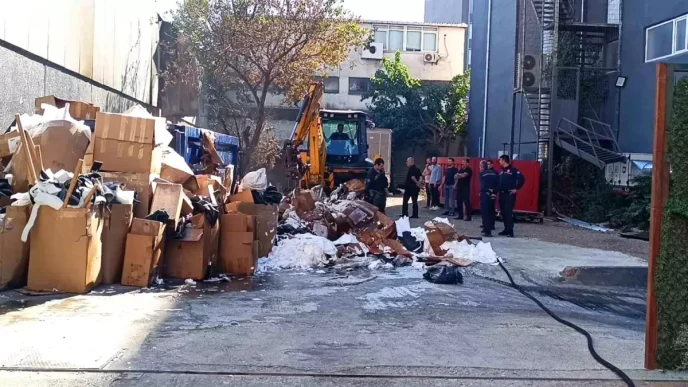 Atasehirde Fabrika Bahcesinde Yangin Haberler