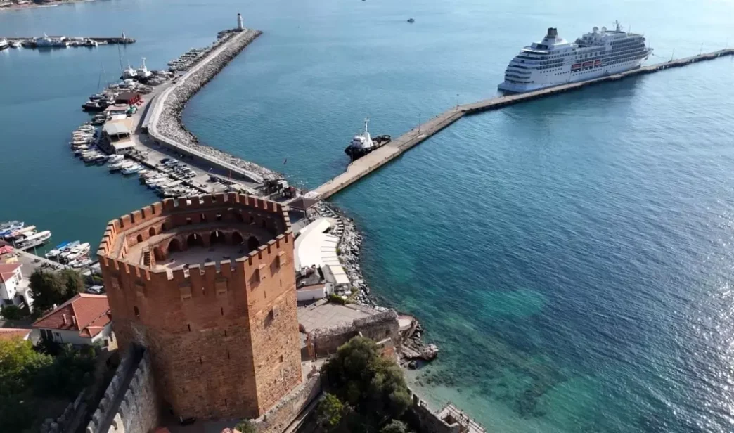 Bahama Bandirali Seven Seas Navigator Kruvaziyeri Alanyaya Demir Atti