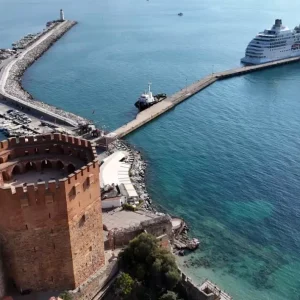Bahama Bandirali Seven Seas Navigator Kruvaziyeri Alanyaya Demir Atti
