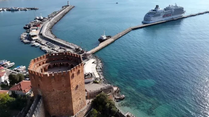 Bahama Bandirali Seven Seas Navigator Kruvaziyeri Alanyaya Demir Atti