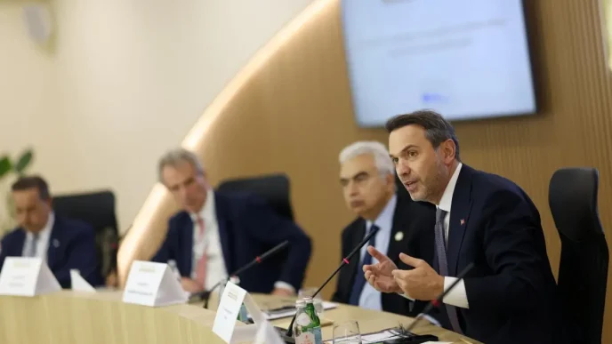 Bakan Bayraktar Italyada Enerji Is Birlikleri Icin Temaslarda Bulundu