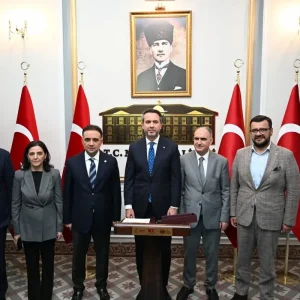 Bakan Bayraktar Manisa Valiligini Ziyaret Etti