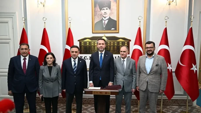 Bakan Bayraktar Manisa Valiligini Ziyaret Etti