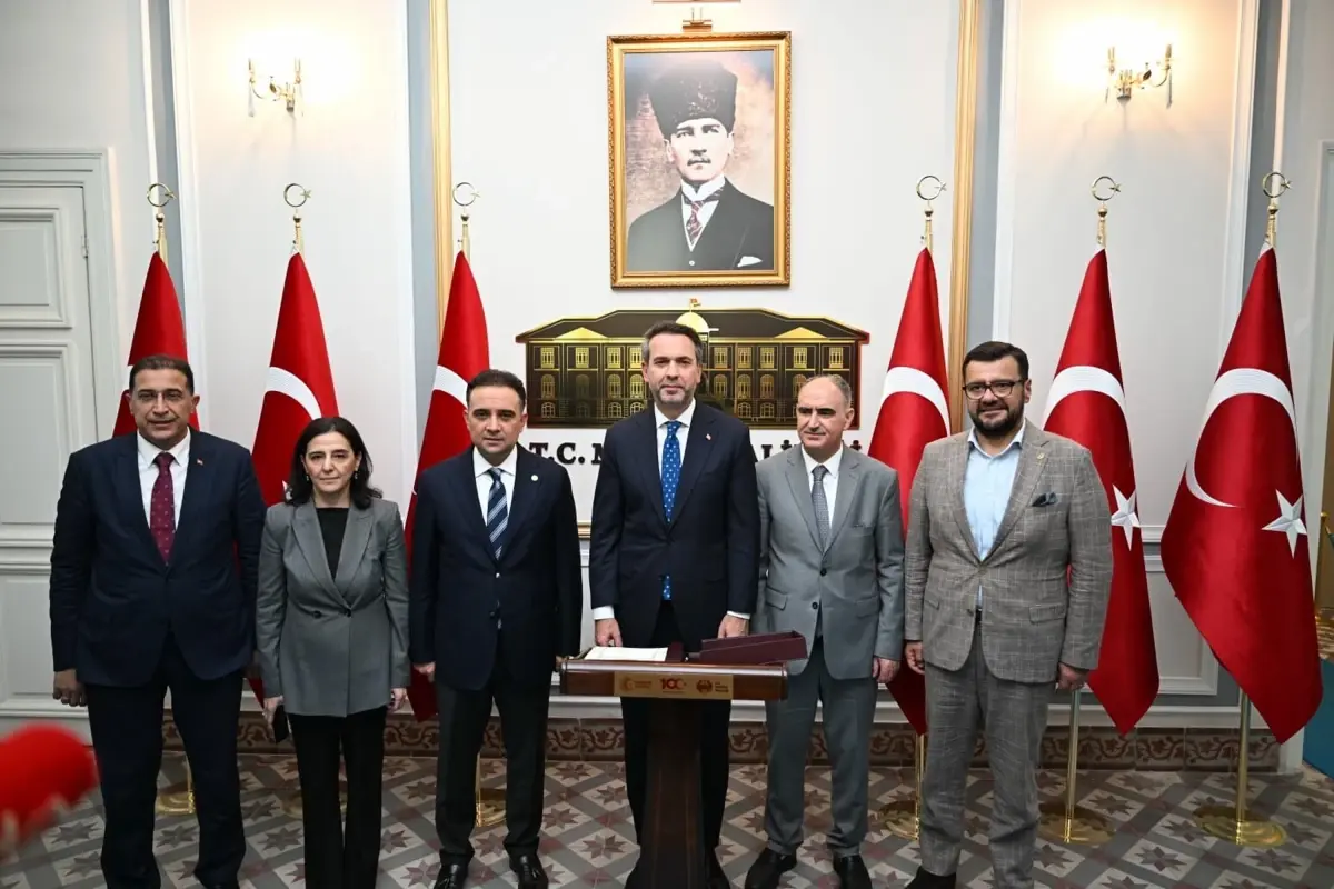 Bakan Bayraktar Manisa Valiligini Ziyaret Etti