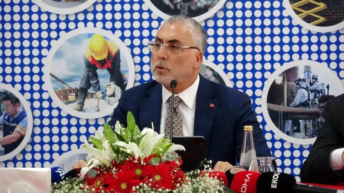 Bakan Isikhan Birileri parti binalarinda koltuk kavgasi yaparken biz Turkiyeyi