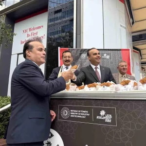 Bakan Kacir New Yorkta Turk Vatandaslarina Simit Ikram Etti
