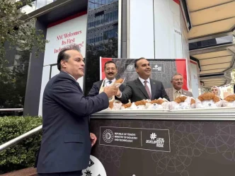 Bakan Kacir New Yorkta Turk Vatandaslarina Simit Ikram Etti