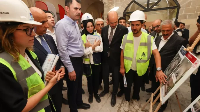Bakan Kurum Kahramanmarasta Depremzedeleri Ziyaret Etti