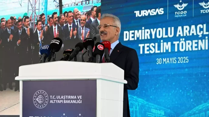 Bakan Uraloglundan Gunes Enerjisi ile Surdurulebilir Demiryolu Inovasyonu