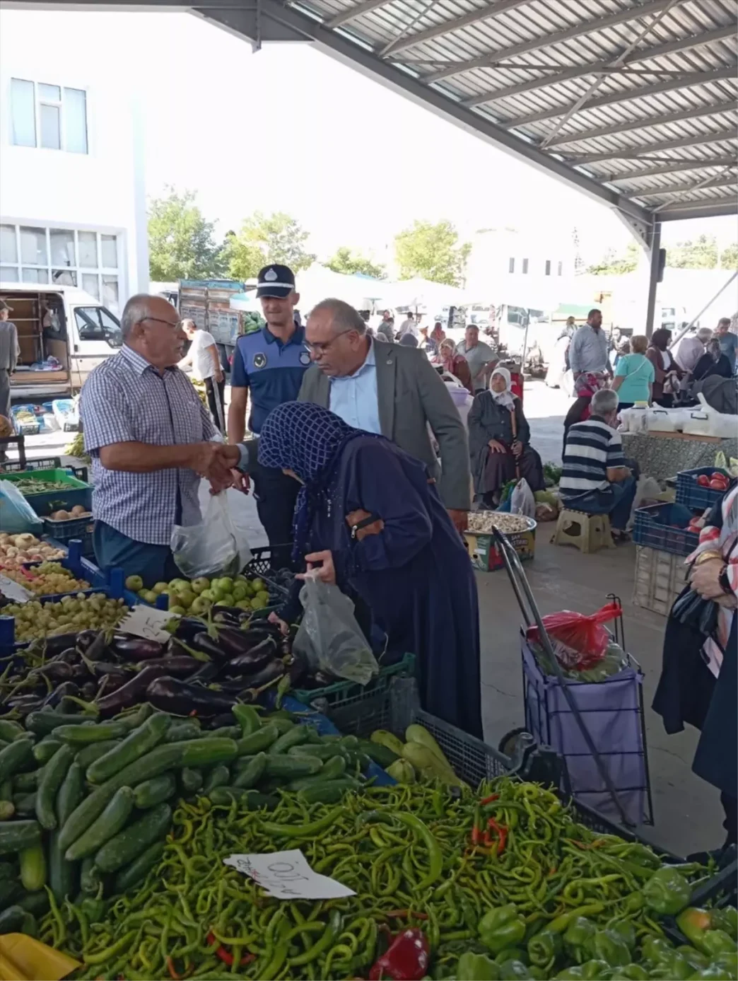 Baskan Cetinkaya Sali Pazarinda Esnaf ve Vatandaslarla Bulustu