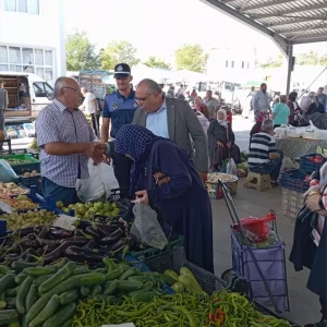 Baskan Cetinkaya Sali Pazarinda Esnaf ve Vatandaslarla Bulustu