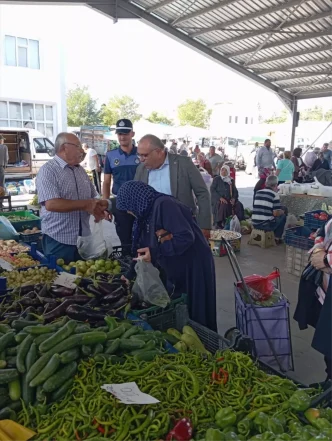Baskan Cetinkaya Sali Pazarinda Esnaf ve Vatandaslarla Bulustu