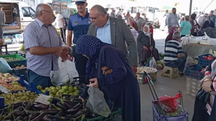 Baskan Cetinkaya Sali Pazarinda Esnaf ve Vatandaslarla Bulustu