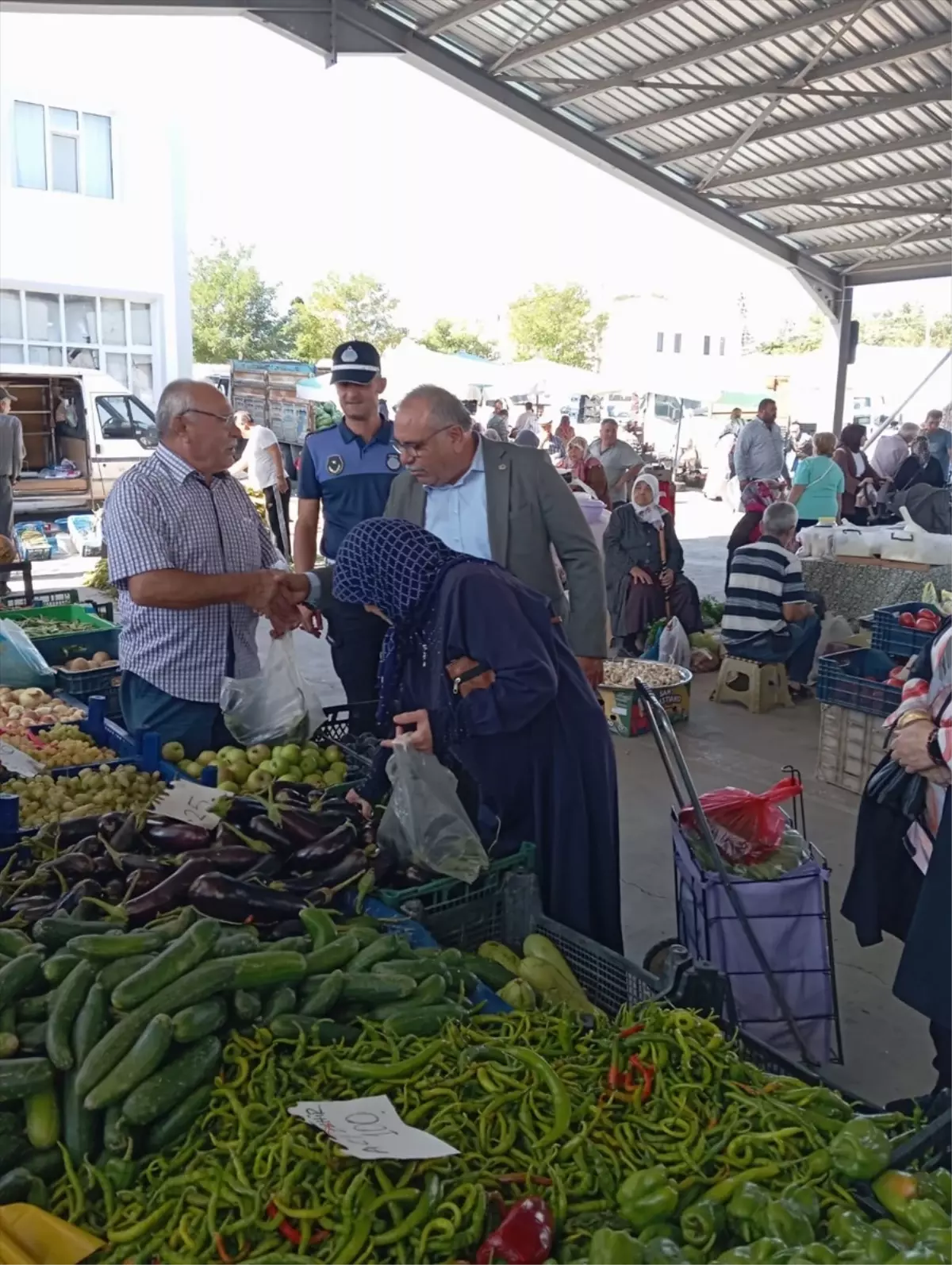 Baskan Cetinkaya Sali Pazarinda Esnaf ve Vatandaslarla Bulustu