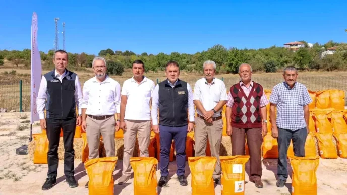 Bilecikte Ciftcilere Kanola Tohumu Dagitimi Yapildi