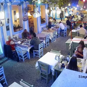 Bozcaadada Hesap Odemeden Kacan Iki Kisi Kamerada
