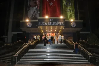 Buca Belediyesi Iscileri Maas Alamadiklari Icin Isgal Eylemi Baslatti